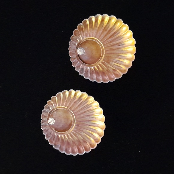 1980's Matte Gold Metal Earrings with Green Stone✨️2 - Picture 2 of 3